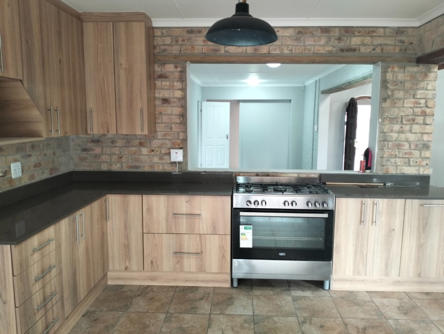 To Let 5 Bedroom Property for Rent in Island View Western Cape